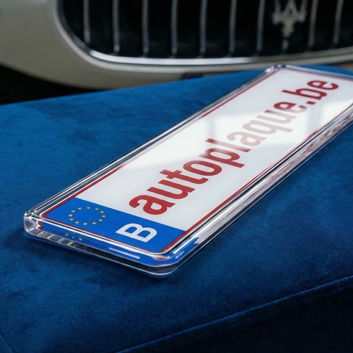 Gros plan d'une plaque d'immatriculation belge en plexiglas brillant